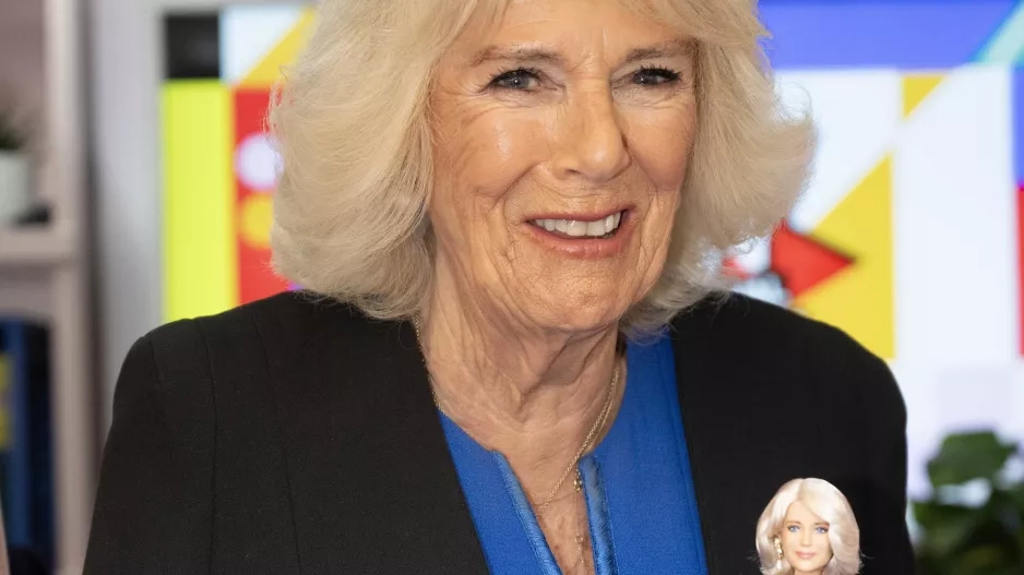 Královna Camilla se svou Barbie