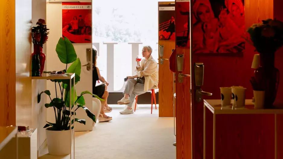 ELLE Beauty Lounge Red