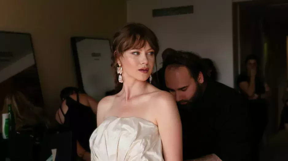 ELLE Beauty Lounge Red