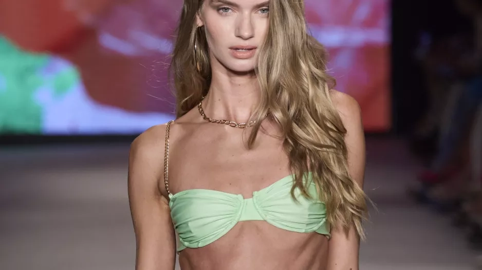 Plavky pro menší poprsí