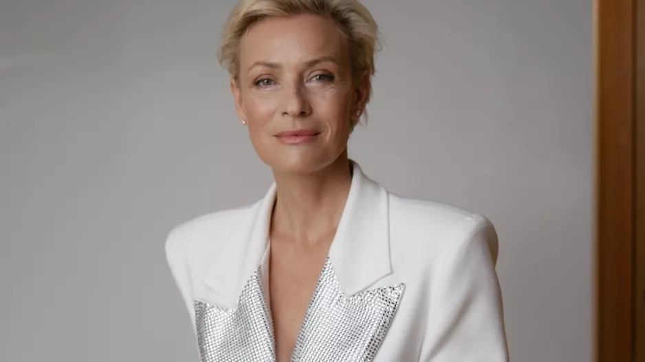 Elle Beauty Lounge Red 