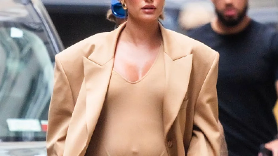Hailey Bieber a její těhotenský styl