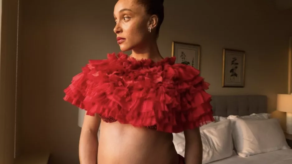 Adwoa Aboah a její těhotenský styl Adwoa Aboah a její těhotenský styl