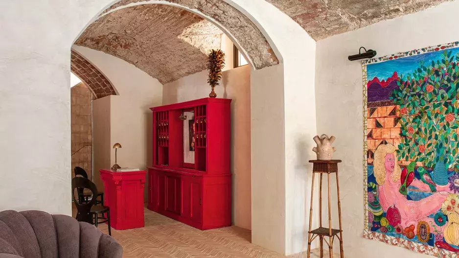 Lobby vévodí zářivě červený sekretář