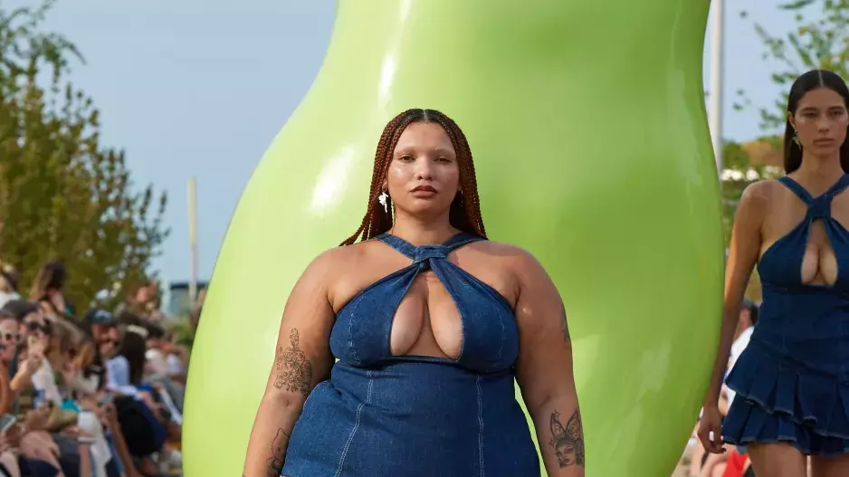 Z přehlídky irské designérky Sinéad O'Dwyer, vítězky ceny Zalando Visionary Award