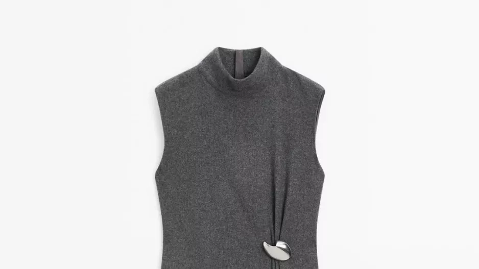 Midi šaty s detailem brože