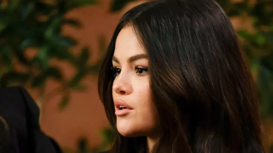 Selena Gomez Brown Nails