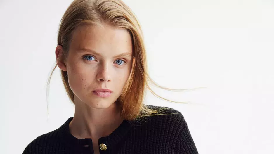 Žebrovaný propínací svetr se zlatými knoflíky, H&M