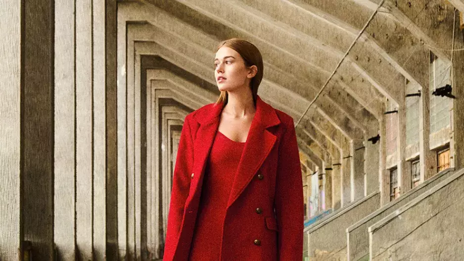 Šaty Gestuz, vlněný kabát Answear.LAB