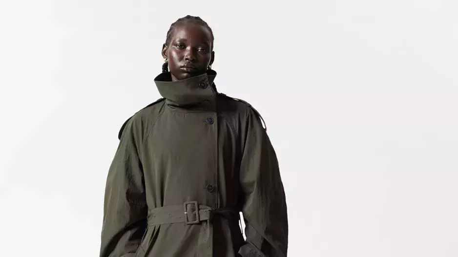 Trench coat s vysokým límcem Trench coat s vysokým límcem