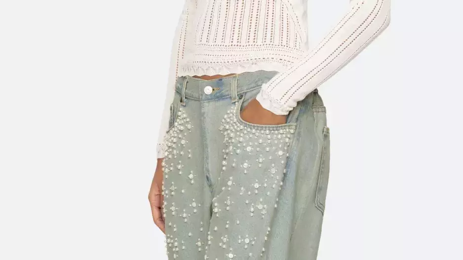 Volné džíny zdobené korálky a perličkami