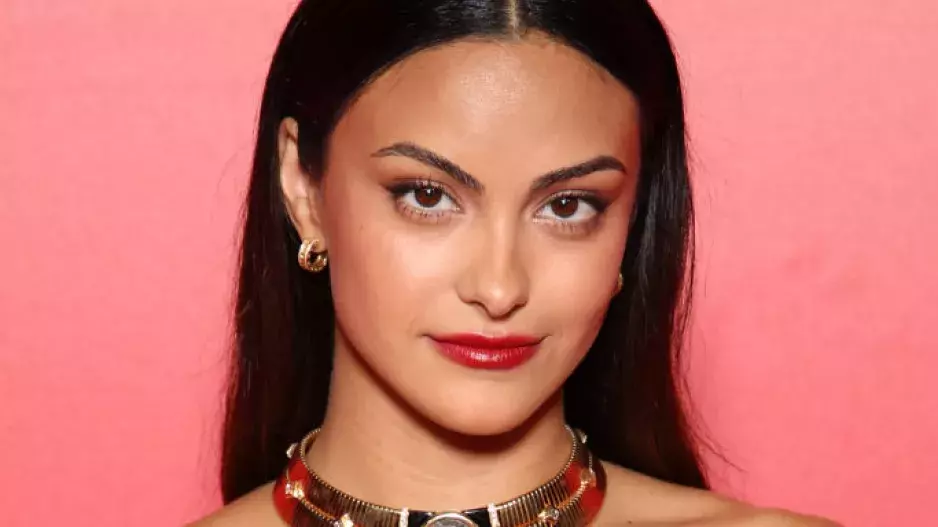 Camila Mendes, barvy vlasů podzimu Camila Mendes, barvy vlasů podzimu