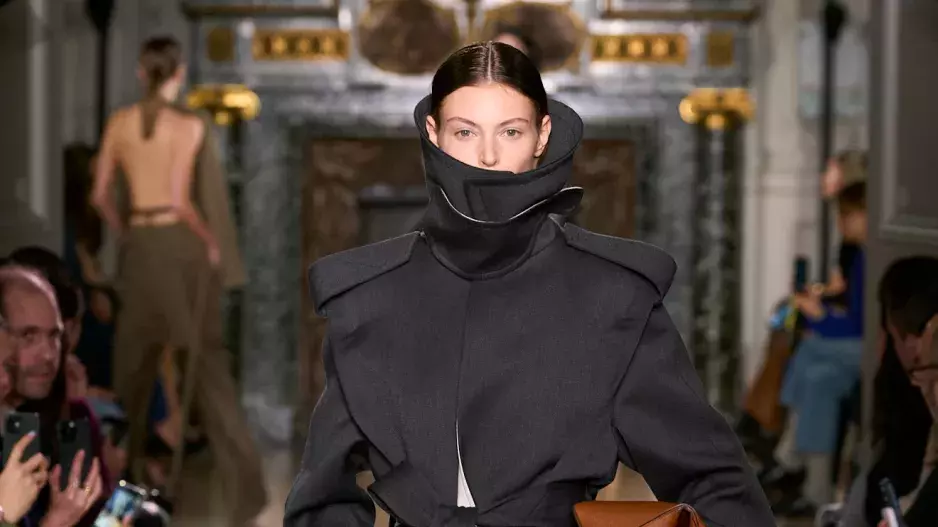 Inspirace kabáty s vysokým límcem