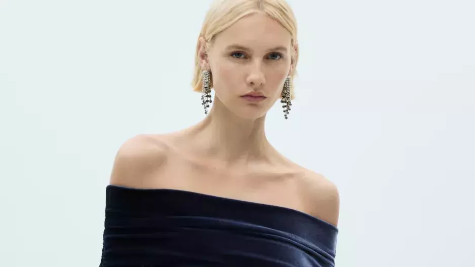 Sametová šaty s odhalenými rameny