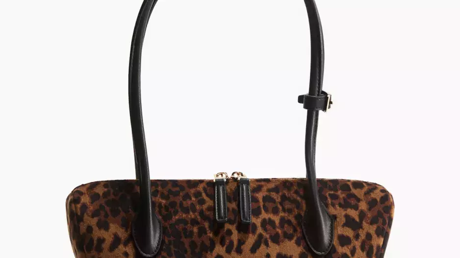 Podlouhlá kabelka přes rameno