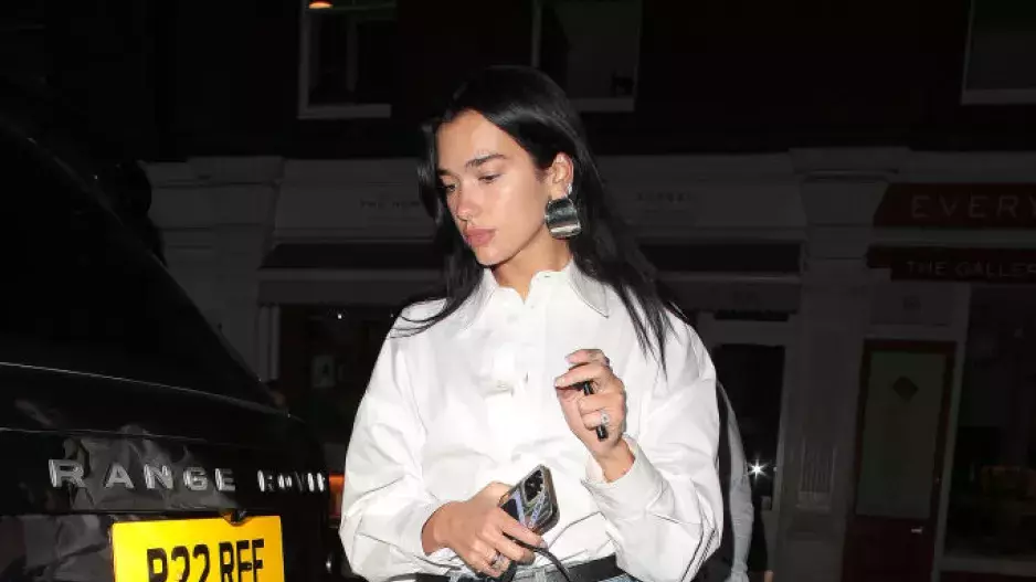 Dua Lipa, tabi shoes