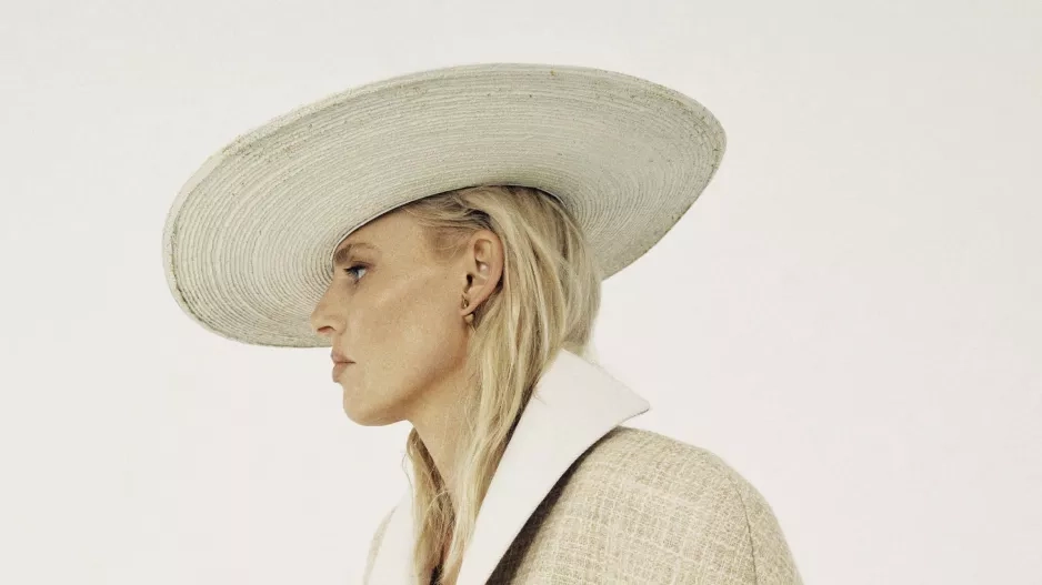 Lauren Wasser, Tištěné vydání ELLE 02/25