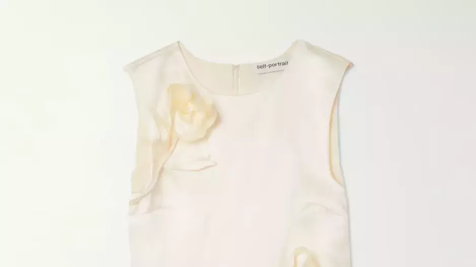 Mini šaty s aplikacemi