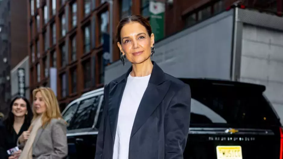 Katie Holmes, saténová sukně