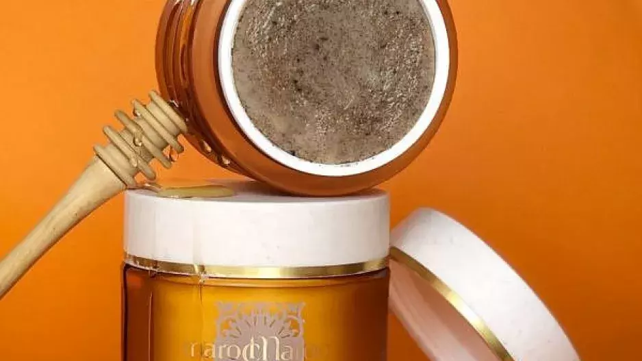 Tělový peelingový balzám Miel d'Ambre pro detoxikovanou, zářivou a dokonale hebkou pokožku.