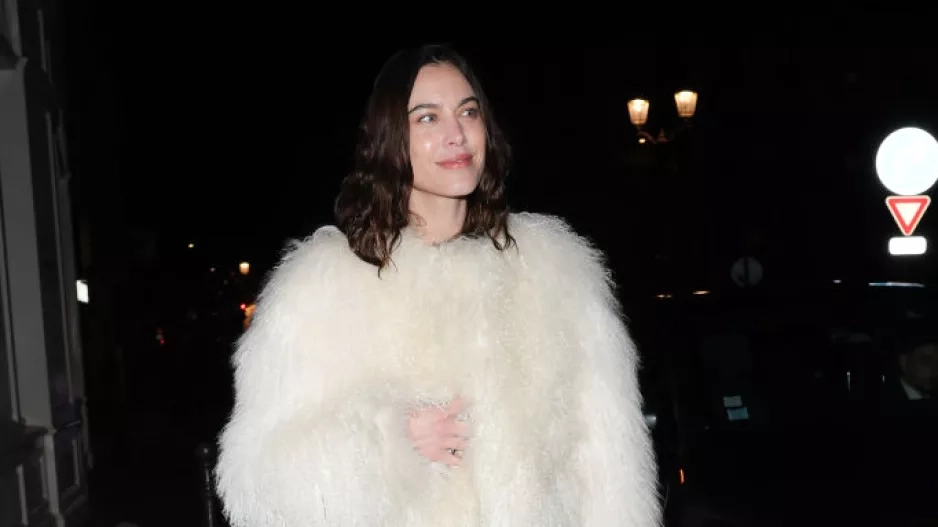 Alexa Chung v denimové sukni