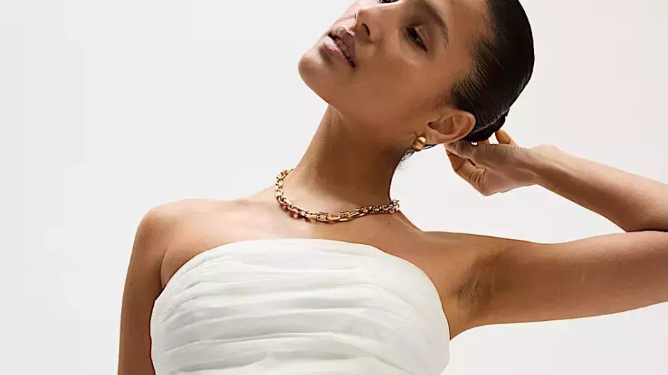 Bílý peplum top bez ramínek