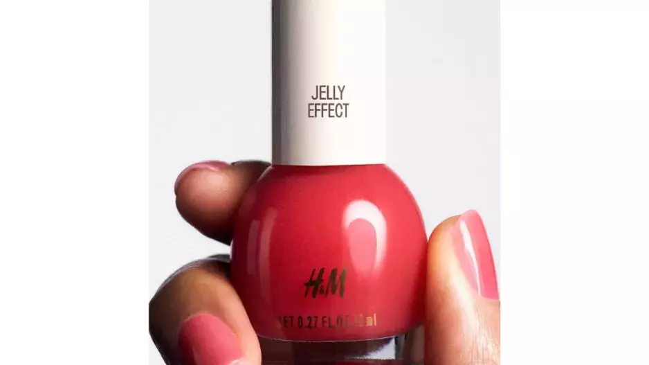H&M lak na nehty, odstín Candy Apple Fever, 99 Kč