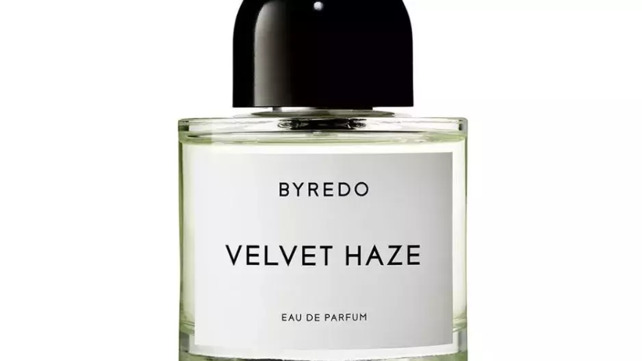 Eau de parfum Velvet Haze, Byredo, Fragranza, 100 ml, 6000 Kč Eau de parfum Velvet Haze, Byredo, Fragranza, 100 ml, 6000 Kč