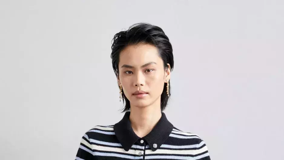 Pruhované šaty v tričkovém stylu