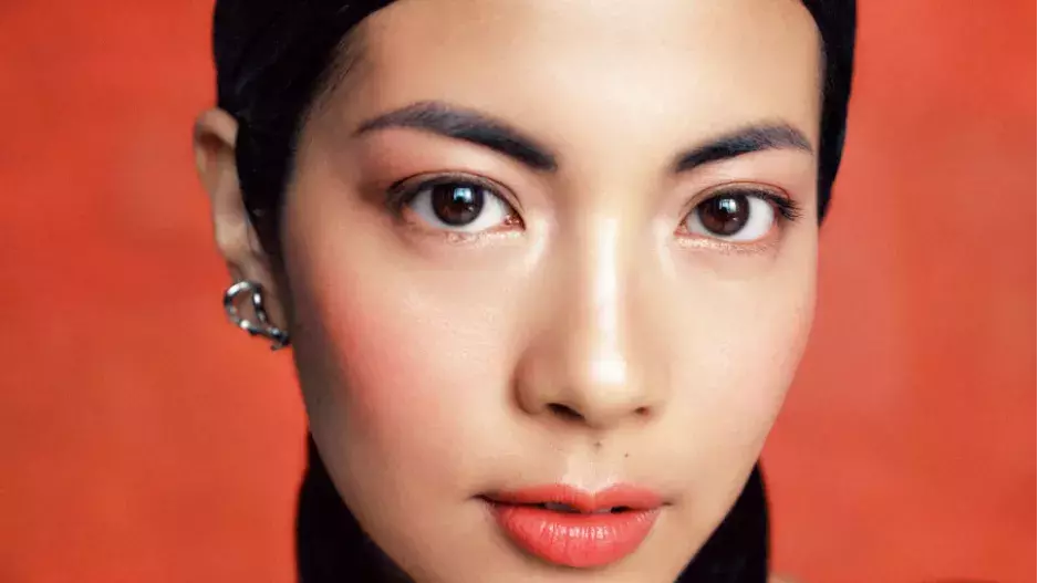 Rozkročena mezi světy