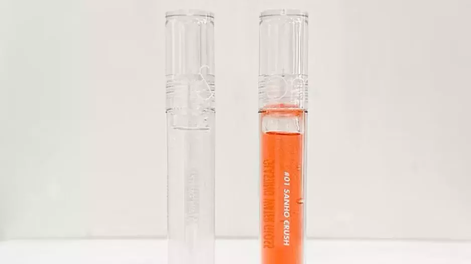 Třpytivý lesk na rty