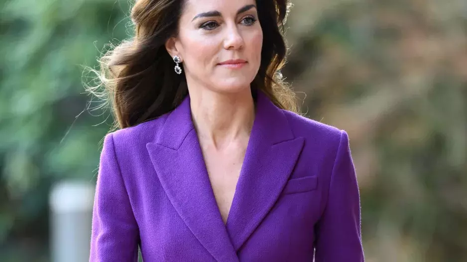 Kate Middleton fialová