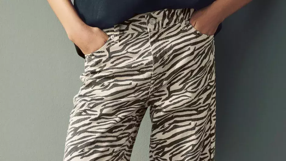 Kalhoty s rovnými nohavicemi v zebřím printu