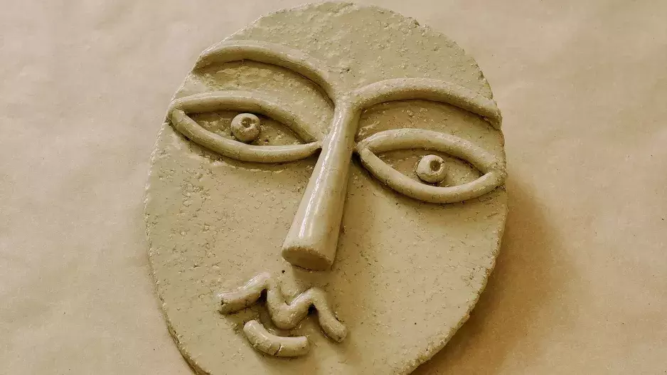 Ručně vyrobená keramická tvář