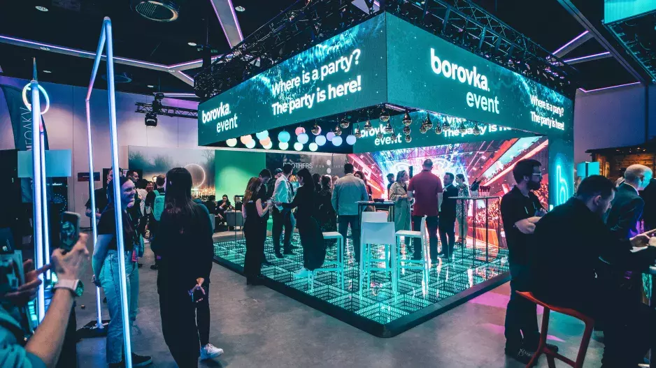 Svíticí zrcadlový parket v Cubex centru Praha Svíticí zrcadlový parket v Cubex centru Praha