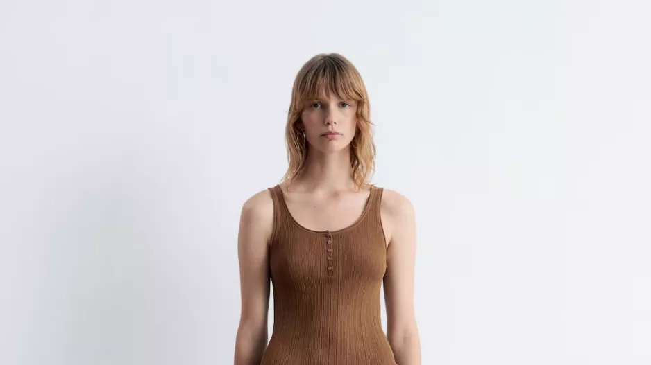 Tmavě hnědé manšestrové kalhoty