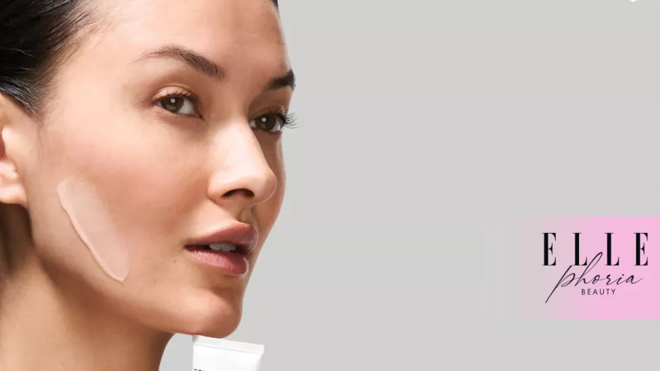 Žena držící krém