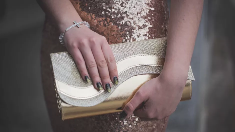 žena s luxusní kabelkou