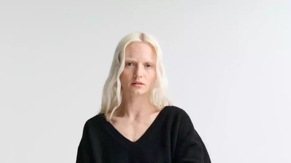 Svetr, Rhea. Svetr, Rhea.