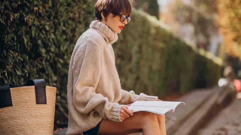 žena v parku na podzim