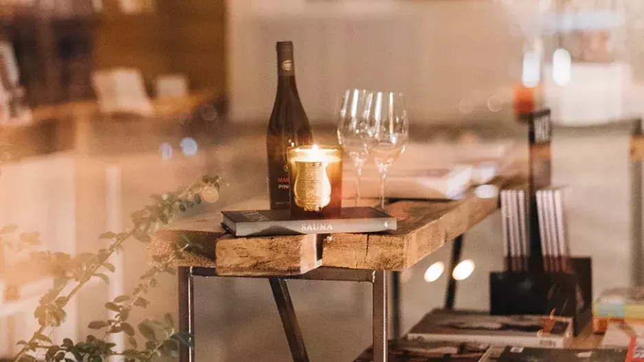 Večer v pražské Book Therapy (VIP terapie Praha) Večer v pražské Book Therapy (VIP terapie Praha)