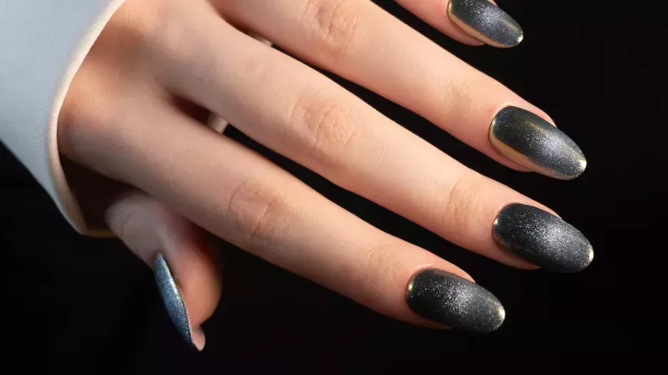 Cat-eye manicure