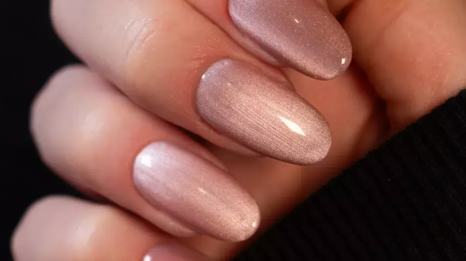 Cat-eye manicure