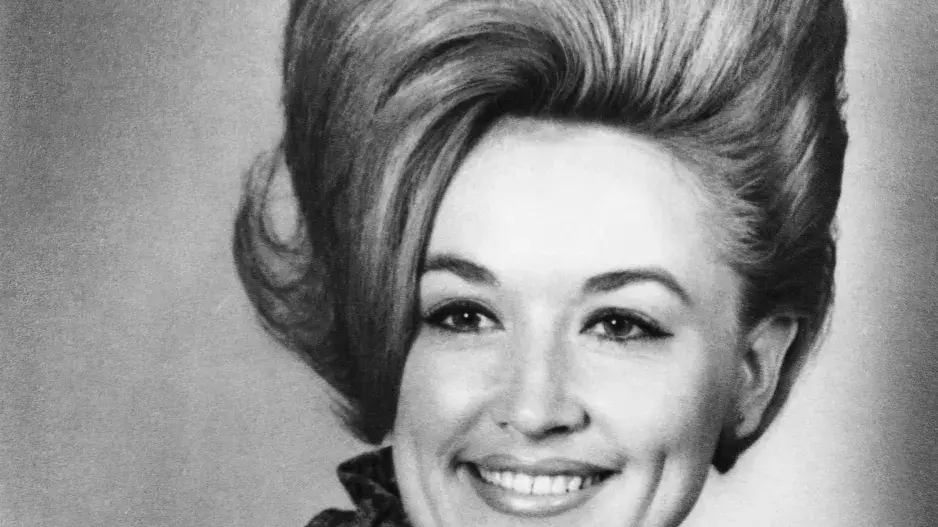 1965 – Objemný bouffant, kterým Dolly Parton dokázala, že i na malé obrazovce unesou velké vlasy hlavní roli. 1965 – Objemný bouffant, kterým Dolly Parton dokázala, že i na malé obrazovce unesou velké vlasy hlavní roli.