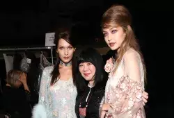 Bella a Gigi Hadid s designerkou Annou Sui
