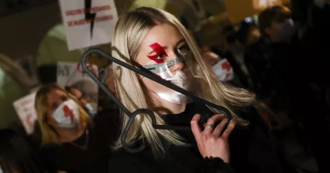 Móda a politika: Proč se móda plete do potratů v Polsku i voleb v USA?