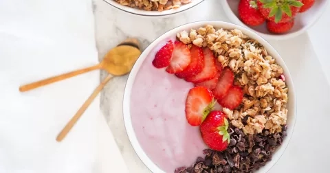 Fit snídaně: Jahodovo-kokosová kaše bez lepku