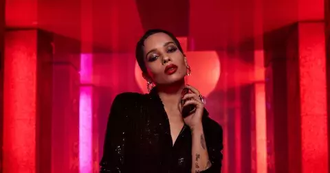 Zoë Kravitz na telefonu: Proč Catwoman nosí rudou rtěnku i k teplákům