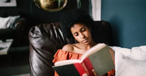 Knihy, které by letos v zimě neměly chybět na vašem nočním stolku