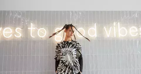 Bláznivá manikúra a barevné crop topy. Trendy nového roku jsou crazy